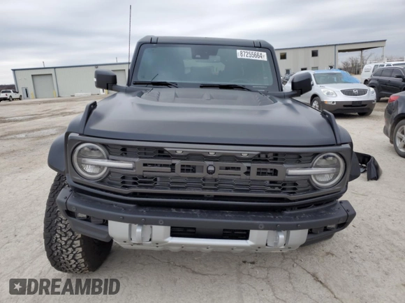 2024 Ford Bronco Raptor z VIN 1FMEE0RR1RLA48137, wystawiony jako Copart lot #87255664 z przebiegiem 1 974 mil mil oraz Szkoda całkowita • Salvage title. Historia ofert i sprzedaży dostępna na DreamBid. Obrazek 5.
