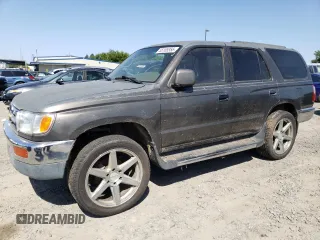 1998 Toyota 4Runner SR5 z VIN JT3GN86R1W0077395, wystawiony jako Copart lot #55165355 z przebiegiem 150 614 mil mil oraz Czysty tytuł • Clean title. Historia ofert i sprzedaży dostępna na DreamBid. Obrazek 1.