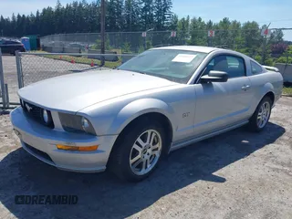 2006 Ford Mustang GT Deluxe z VIN 1ZVHT82H065175045, wystawiony jako IAAI lot #42446022 z przebiegiem 144 165 mil mil oraz . Historia ofert i sprzedaży dostępna na DreamBid. Obrazek 2.