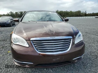 2013 Chrysler 200 Touring z VIN 1C3BCBEGXDN609899, wystawiony jako Copart lot #74966724 z przebiegiem 38 028 mil mil oraz Szkoda całkowita • Salvage title. Historia ofert i sprzedaży dostępna na DreamBid. Obrazek 5.