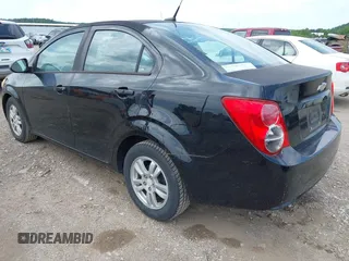 2012 Chevrolet Sonic LS z VIN 1G1JA5SH8C4218047, wystawiony jako IAAI lot #42338548 z przebiegiem 97 348 mil mil oraz . Historia ofert i sprzedaży dostępna na DreamBid. Obrazek 3.