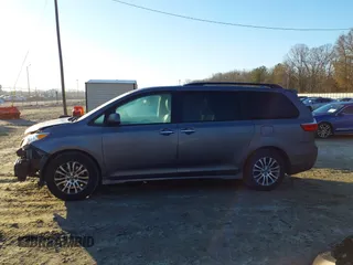 2020 Toyota Sienna XLE Auto Access Seat with VIN 5TDYZ3DC9LS036771, listed as a IAAI auction lot 41780540 with 151,745 mi miles. Bid and sale history available at carsss.com. Image 14.