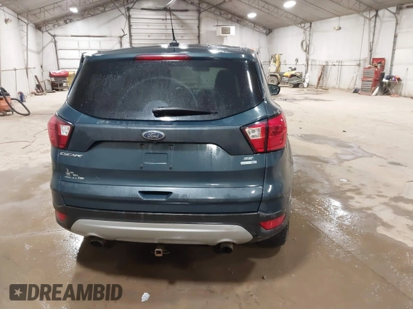 2019 Ford Escape SE z VIN 1FMCU9GD2KUA31904, wystawiony jako IAAI lot #41843341 z przebiegiem 125 605 mil mil oraz . Historia ofert i sprzedaży dostępna na DreamBid. Obrazek 16.