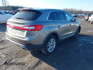 2017 Lincoln MKX Premiere z VIN 2LMPJ8JR3HBL43225, wystawiony jako IAAI lot #41463682 z przebiegiem 121 108 mil mil oraz . Historia ofert i sprzedaży dostępna na DreamBid. Obrazek 4.