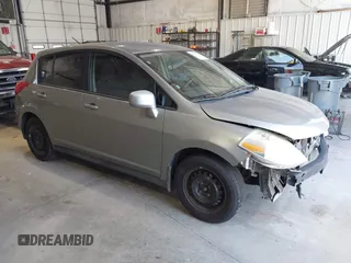 2011 Nissan Versa S z VIN 3N1BC1CP7BL400998, wystawiony jako IAAI lot #42555129 z przebiegiem 170 929 mil mil oraz . Historia ofert i sprzedaży dostępna na DreamBid. Obrazek 1.