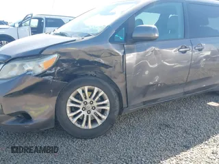 2011 Toyota Sienna XLE AAS z VIN 5TDYK3DC9BS133603, wystawiony jako IAAI lot #42218111 z przebiegiem 227 329 mil mil oraz . Historia ofert i sprzedaży dostępna na DreamBid. Obrazek 6.