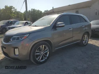 2015 Kia Sorento SX z VIN 5XYKWDA74FG640158, wystawiony jako Copart lot #61979695 z przebiegiem 152 527 mil mil oraz Czysty tytuł • Clean title. Historia ofert i sprzedaży dostępna na DreamBid. Obrazek 1.