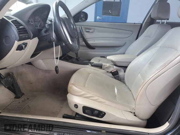 2013 BMW 1 Series 128i z VIN WBAUP7C54DVP25748, wystawiony jako Copart lot #62536075 z przebiegiem 187 591 mil mil oraz Czysty tytuł • Clean title. Historia ofert i sprzedaży dostępna na DreamBid. Obrazek 7.