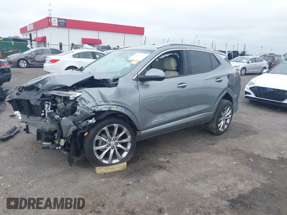 2024 Buick Encore GX Avenir z VIN KL4AMFSL7RB021362, wystawiony jako IAAI lot #42484717 z przebiegiem 5 640 mil mil oraz . Historia ofert i sprzedaży dostępna na DreamBid. Obrazek 19.