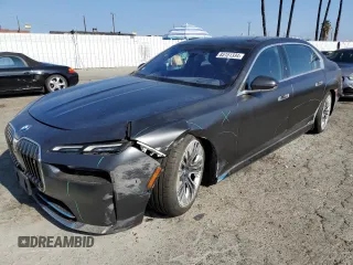 2023 BMW i7 xDrive60 z VIN WBY53EJ05PCM90595, wystawiony jako Copart lot #85151334 z przebiegiem 13 277 mil mil oraz Szkody całkowita. Historia ofert i sprzedaży dostępna na DreamBid. Obrazek 1.