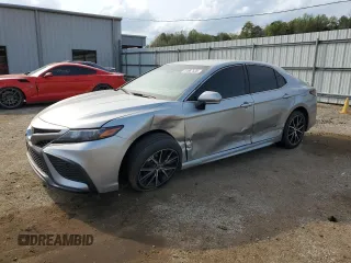 2022 Toyota Camry SE z VIN 4T1G11AK0NU666336, wystawiony jako Copart lot #41667525 z przebiegiem 68 545 mil mil oraz Szkoda całkowita • Salvage title. Historia ofert i sprzedaży dostępna na DreamBid. Obrazek 1.