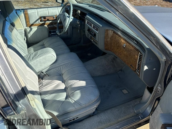1979 Cadillac Fleetwood z VIN 6B69S99265014, wystawiony jako Copart lot #77011414 z przebiegiem 80 673 mil mil oraz Czysty tytuł • Clean title. Historia ofert i sprzedaży dostępna na DreamBid. Obrazek 5.