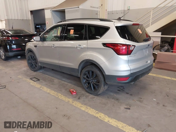 2019 Ford Escape SE z VIN 1FMCU9GD4KUB06392, wystawiony jako IAAI lot #41841682 z przebiegiem 92 488 mil mil oraz . Historia ofert i sprzedaży dostępna na DreamBid. Obrazek 3.