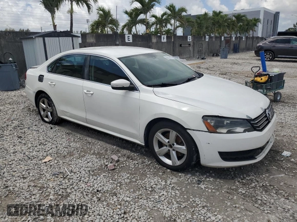 2013 Volkswagen Passat SE z VIN 1VWBP7A34DC033008, wystawiony jako Copart lot #56036275 z przebiegiem 248 316 mil mil oraz Czysty tytuł • Clean title. Historia ofert i sprzedaży dostępna na DreamBid. Obrazek 4.