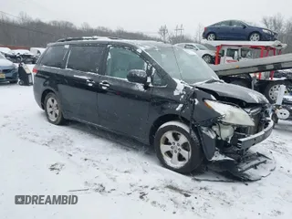 2011 Toyota Sienna LE AAS with VIN 5TDKK3DC3BS113594, listed as a IAAI auction lot 41236977 with 166,156 mi miles. Bid and sale history available at carsss.com. Image 1.