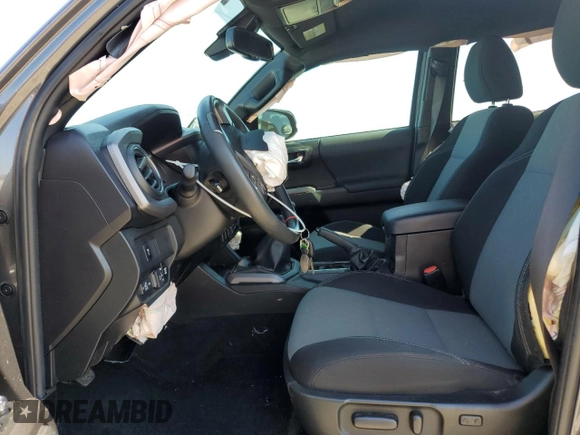2022 Toyota Tacoma SR z VIN 3TYCZ5AN8NT076536, wystawiony jako Copart lot #55268985 z przebiegiem 57 697 mil mil oraz Szkoda całkowita • Salvage title. Historia ofert i sprzedaży dostępna na DreamBid. Obrazek 7.