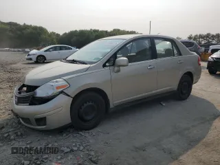 2007 Nissan Versa SL z VIN 3N1BC11EX7L415245, wystawiony jako Copart lot #59285215 z przebiegiem 98 609 mil mil oraz Szkoda całkowita • Salvage title. Historia ofert i sprzedaży dostępna na DreamBid. Obrazek 1.