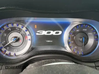 2016 Chrysler 300 S z VIN 2C3CCAGGXGH304802, wystawiony jako Copart lot #55856775 z przebiegiem 118 844 mil mil oraz Szkoda całkowita • Salvage title. Historia ofert i sprzedaży dostępna na DreamBid. Obrazek 9.