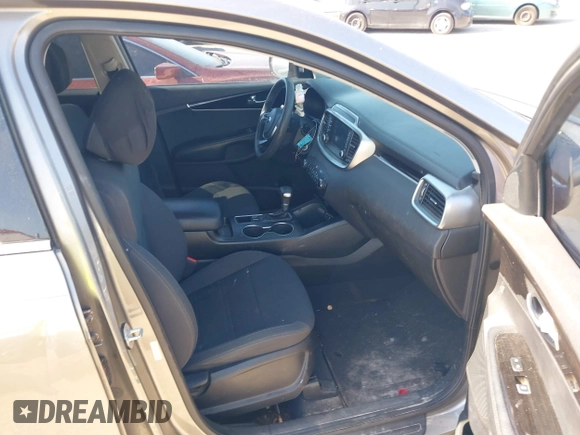 2019 Kia Sorento LX with VIN 5XYPG4A3XKG547848, listed as a IAAI auction lot 42023357 with 189,258 mi miles. Bid and sale history available at carsss.com. Image 5.