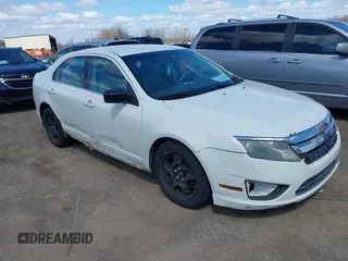 2010 Ford Fusion SE z VIN 3FAHP0HA1AR157118, wystawiony jako IAAI lot #41973522 z przebiegiem 233 820 mil mil oraz . Historia ofert i sprzedaży dostępna na DreamBid. Obrazek 1.