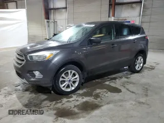 2017 Ford Escape SE z VIN 1FMCU9GD9HUE88475, wystawiony jako Copart lot #57475415 z przebiegiem 139 362 mil mil oraz Czysty tytuł • Clean title. Historia ofert i sprzedaży dostępna na DreamBid. Obrazek 1.