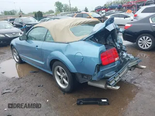2005 Ford Mustang Deluxe z VIN 1ZVFT84N655195289, wystawiony jako IAAI lot #42182596 z przebiegiem 84 205 mil mil oraz . Historia ofert i sprzedaży dostępna na DreamBid. Obrazek 3.
