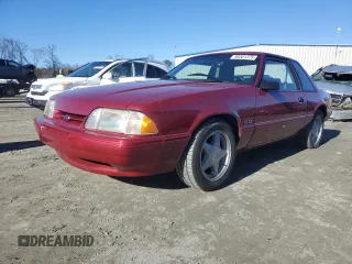 1993 Ford Mustang z VIN 1FACP40E4PF155840, wystawiony jako Copart lot #88301375 z przebiegiem 2 135 mil mil oraz Czysty tytuł • Clean title. Historia ofert i sprzedaży dostępna na DreamBid. Obrazek 1.