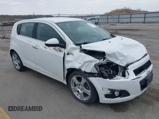 2015 Chevrolet Sonic LTZ z VIN 1G1JE6SB4F4208061, wystawiony jako IAAI lot #42067329 z przebiegiem 85 904 mil mil oraz . Historia ofert i sprzedaży dostępna na DreamBid. Obrazek 1.