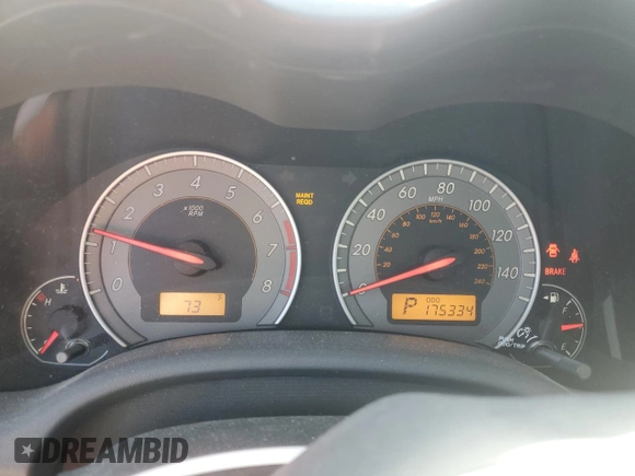 2010 Toyota Corolla z VIN 1NXBU4EE2AZ380585, wystawiony jako Copart lot #57024125 z przebiegiem 175 334 mil mil oraz Szkoda całkowita • Salvage title. Historia ofert i sprzedaży dostępna na DreamBid. Obrazek 9.