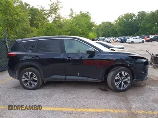 2023 Nissan Rogue SV z VIN JN8BT3BA7PW421121, wystawiony jako IAAI lot #42335059 z przebiegiem 57 866 mil mil oraz . Historia ofert i sprzedaży dostępna na DreamBid. Obrazek 14.