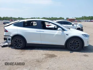2016 Tesla Model X 70D z VIN 5YJXCBE25GF029372, wystawiony jako IAAI lot #42325335 z przebiegiem 80 071 mil mil oraz . Historia ofert i sprzedaży dostępna na DreamBid. Obrazek 13.