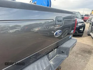 2015 Ford F-250 XLT z VIN 1FT7X2B61FEC57669, wystawiony jako IAAI lot #42430375 z przebiegiem 141 252 mil mil oraz . Historia ofert i sprzedaży dostępna na DreamBid. Obrazek 21.