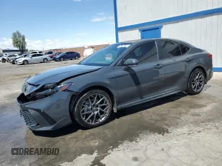 2025 Toyota Camry LE z VIN 4T1DBADK8SU505451, wystawiony jako Copart lot #54795135 z przebiegiem 9 703 mil mil oraz Czysty tytuł • Clean title. Historia ofert i sprzedaży dostępna na DreamBid. Obrazek 1.