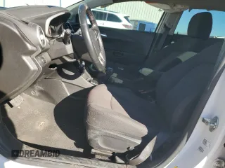 2018 Chevrolet Sonic LT z VIN 1G1JD6SH0J4131575, wystawiony jako Copart lot #86982344 z przebiegiem 81 862 mil mil oraz Szkoda całkowita • Salvage title. Historia ofert i sprzedaży dostępna na DreamBid. Obrazek 7.