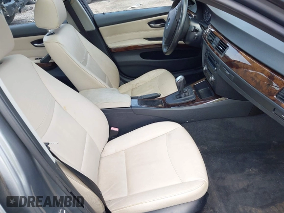 2011 BMW 3 Series 328i xDrive z VIN WBAPK5C58BA660052, wystawiony jako IAAI lot #42661491 z przebiegiem Nie podano mil oraz . Historia ofert i sprzedaży dostępna na DreamBid. Obrazek 5.