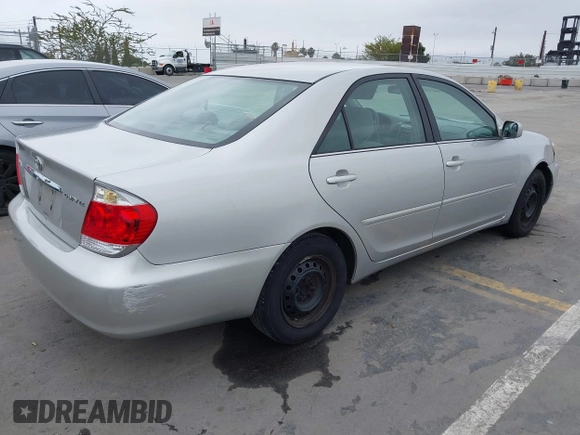 2006 Toyota Camry STD z VIN 4T1BE32K26U123354, wystawiony jako IAAI lot #42436572 z przebiegiem 216 876 mil mil oraz . Historia ofert i sprzedaży dostępna na DreamBid. Obrazek 4.