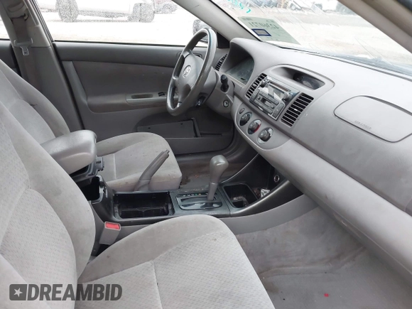 2002 Toyota Camry LE z VIN JTDBE32K720119418, wystawiony jako IAAI lot #42360721 z przebiegiem 235 678 mil mil oraz . Historia ofert i sprzedaży dostępna na DreamBid. Obrazek 5.