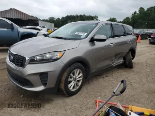 2019 Kia Sorento LX z VIN 5XYPGDA50KG488956, wystawiony jako Copart lot #55813205 z przebiegiem 100 609 mil mil oraz Szkoda całkowita • Salvage title. Historia ofert i sprzedaży dostępna na DreamBid. Obrazek 1.