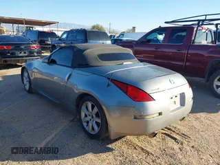 2005 Nissan 350Z Touring z VIN JN1AZ36A25M754869, wystawiony jako IAAI lot #41429477 z przebiegiem 110 896 mil mil oraz . Historia ofert i sprzedaży dostępna na DreamBid. Obrazek 3.