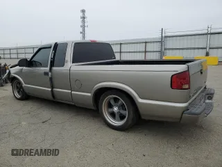 2001 GMC Sonoma SLS w/1SG Pkg with VIN 1GTCS19W318154175, listed as a Copart auction lot 79110724 with 135,746 mi miles and Salvage Title. Bid and sale history available at carsss.com. Image 2.