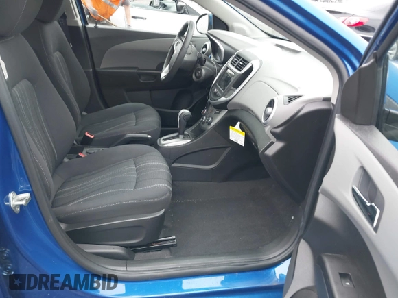 2018 Chevrolet Sonic LT z VIN 1G1JD5SHXJ4120089, wystawiony jako IAAI lot #41447426 z przebiegiem 42 931 mil mil oraz . Historia ofert i sprzedaży dostępna na DreamBid. Obrazek 5.