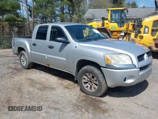 2006 Mitsubishi Raider LS z VIN 1Z7HT28K26S538177, wystawiony jako IAAI lot #42040930 z przebiegiem 229 013 mil mil oraz . Historia ofert i sprzedaży dostępna na DreamBid. Obrazek 1.