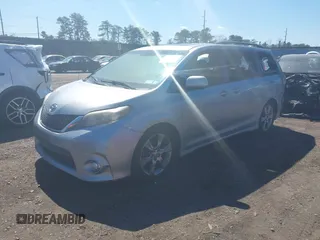 2012 Toyota Sienna SE with VIN 5TDXK3DC0CS235644, listed as a IAAI auction lot 41894016 with 118,487 mi miles. Bid and sale history available at carsss.com. Image 2.