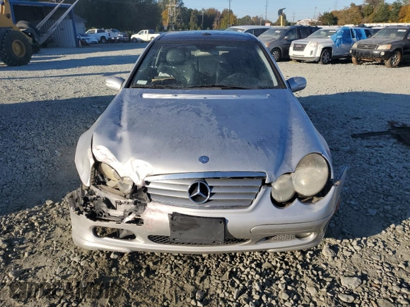 2003 Mercedes-Benz C z VIN WDBRN64J63A492447, wystawiony jako Copart lot #76932584 z przebiegiem 161 869 mil mil oraz Szkoda całkowita • Salvage title. Historia ofert i sprzedaży dostępna na DreamBid. Obrazek 5.