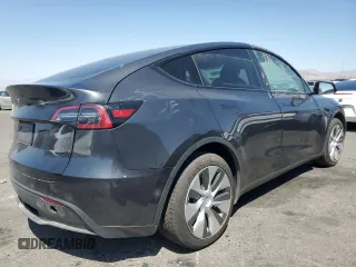 2024 Tesla Model Y with VIN 7SAYGDED1RF052031, listed as a Copart auction lot 61806195 with 5,365 mi miles and Salvage title. Bid and sale history available at DreamBid. Image 3.