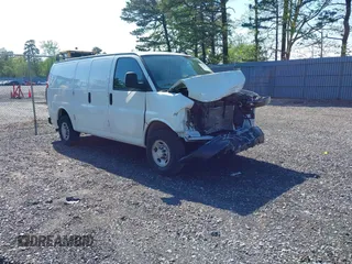 2023 Chevrolet Express Cargo z VIN 1GCWGAFP0P1254926, wystawiony jako IAAI lot #42176387 z przebiegiem 24 351 mil mil oraz . Historia ofert i sprzedaży dostępna na DreamBid. Obrazek 1.