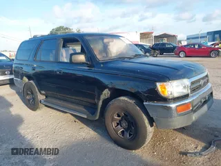 1998 Toyota 4Runner SR5 с VIN JT3GN86RXW0071823, выставлен на аукционе IAAI как лот 42685818 с пробегом 258 256 миль миль и . История ставок и продаж доступна на DreamBid. Изображение 1.