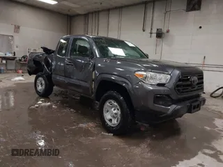 2018 Toyota Tacoma SR z VIN 5TFSX5EN7JX060520, wystawiony jako IAAI lot #41596760 z przebiegiem 95 170 mil mil oraz . Historia ofert i sprzedaży dostępna na DreamBid. Obrazek 1.