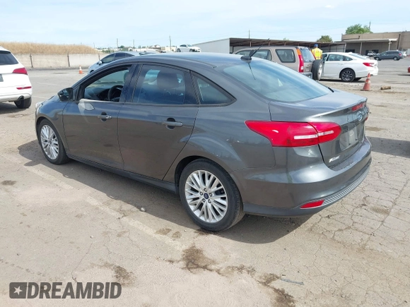 2018 Ford Focus SE z VIN 1FADP3F20JL327186, wystawiony jako IAAI lot #42271070 z przebiegiem 131 511 mil mil oraz . Historia ofert i sprzedaży dostępna na DreamBid. Obrazek 3.