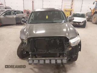 2017 Toyota Tacoma SR5 z VIN 5TFAZ5CN3HX037707, wystawiony jako IAAI lot #41299402 z przebiegiem 82 399 mil mil oraz . Historia ofert i sprzedaży dostępna na DreamBid. Obrazek 12.